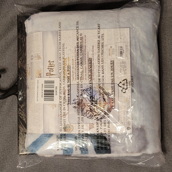 Harry Potter Hogwarts Crest Plush Throw - Picture 3 of 4